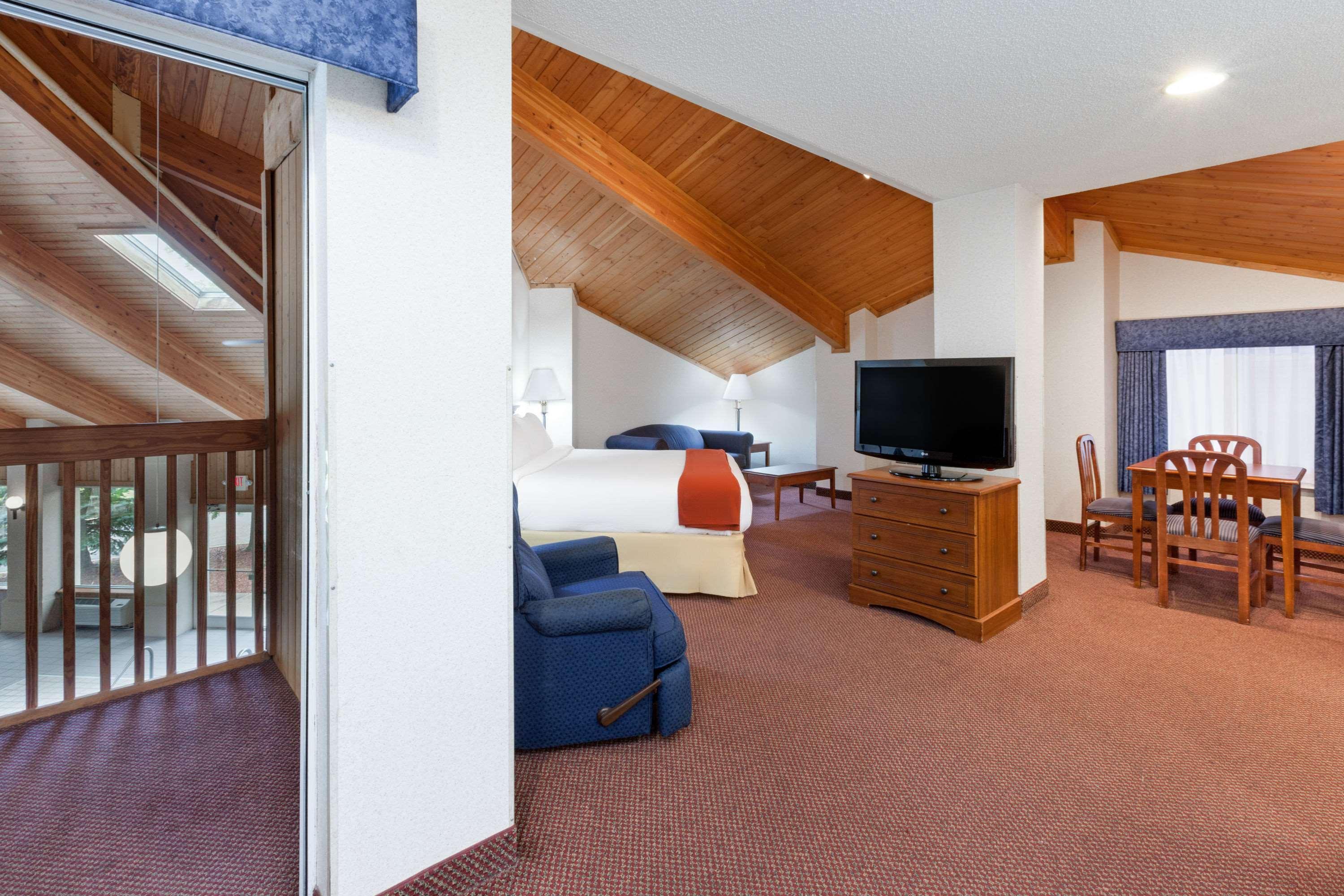 Baymont By Wyndham Howell/Brighton Exterior foto
